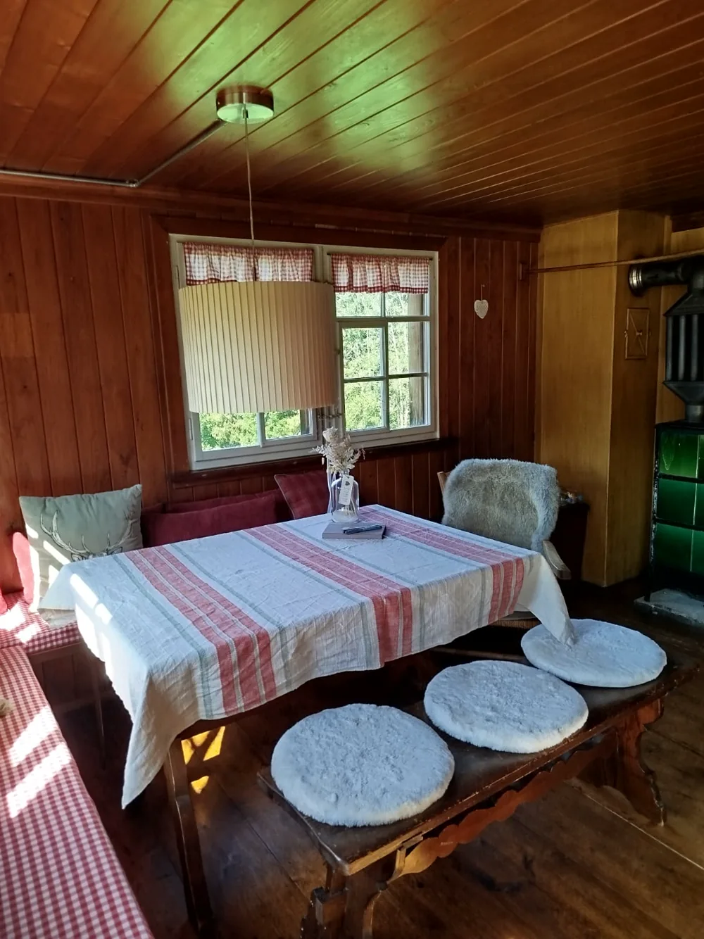Helle Stube mit Holztisch im Sommer